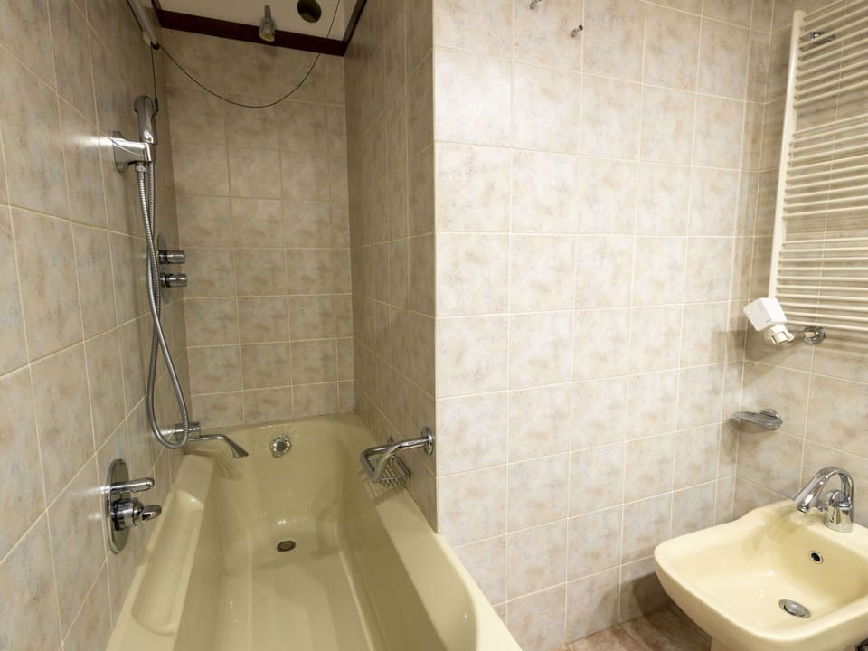 Bathroom, Plumbing Fixture, Wall, Bathroom Sink, Flooring, Bathtub, Floor, Sink, Interior Design, Tap