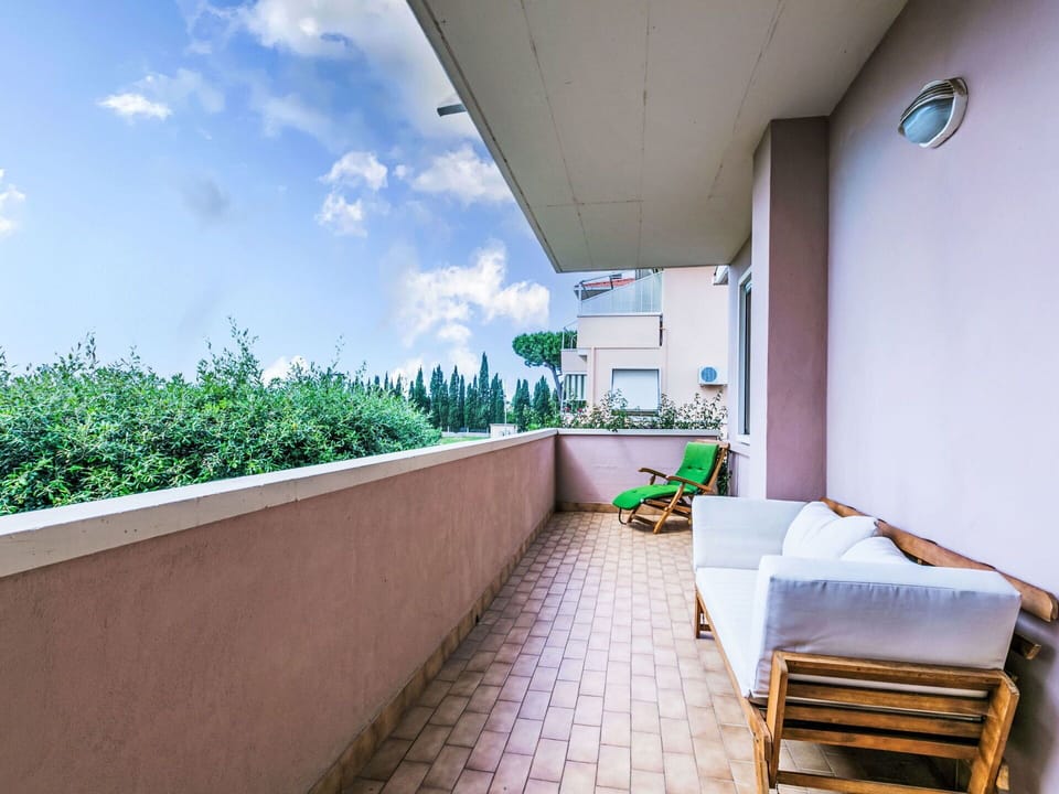 Apartment, Balcony, Condominium, Courtyard, Houseplant, Villa