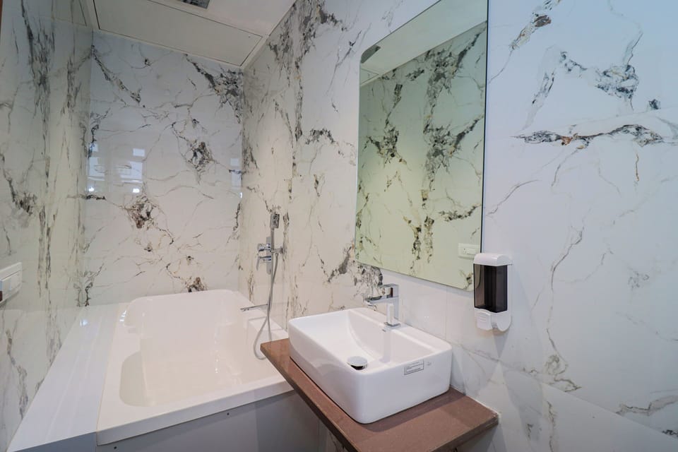 Premium Double Room | Bathroom | Slippers, towels, soap, shampoo