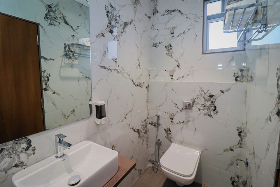 Superior Double Room | Bathroom | Slippers, towels, soap, shampoo