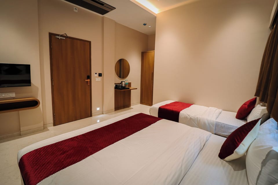 Superior Triple Room | Desk, laptop workspace, iron/ironing board, free WiFi