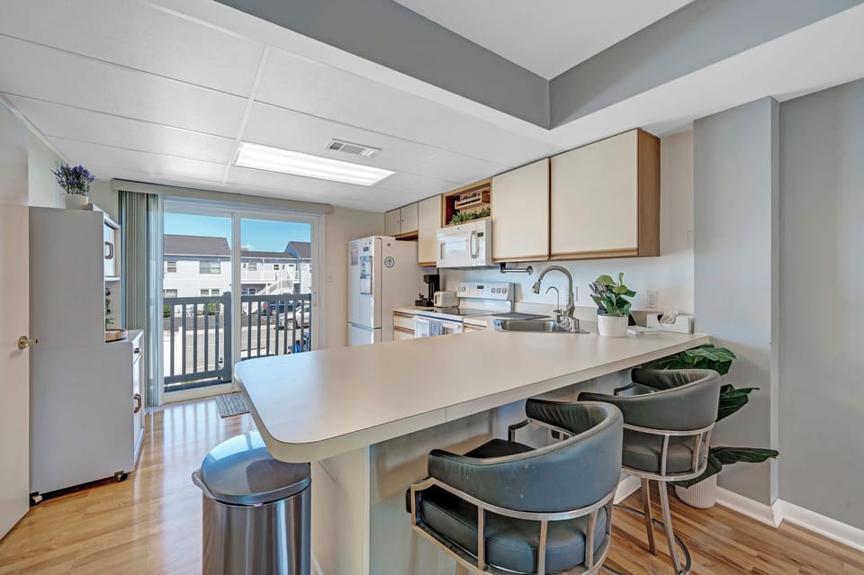 Enjoy a quick bite to eat at the Breakfast Bar before heading out!