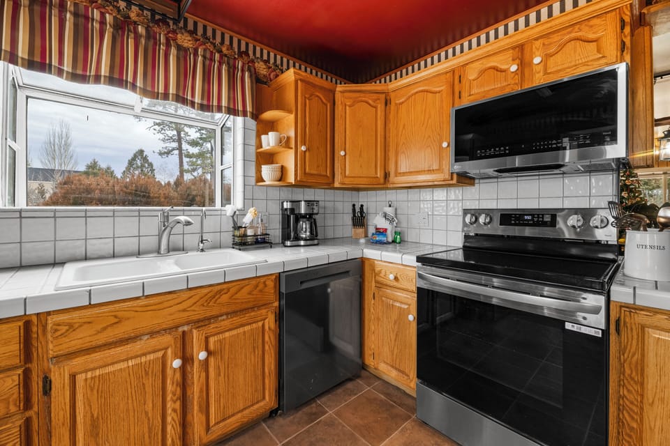 House, Patio, Mountain View | Private kitchen | Electric kettle