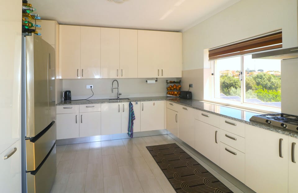 fully fitted kitchen