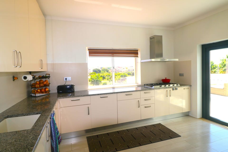fully fitted kitchen
