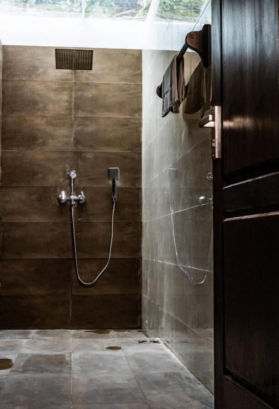 Deluxe Double Room | Bathroom | Shower, bidet, towels, soap