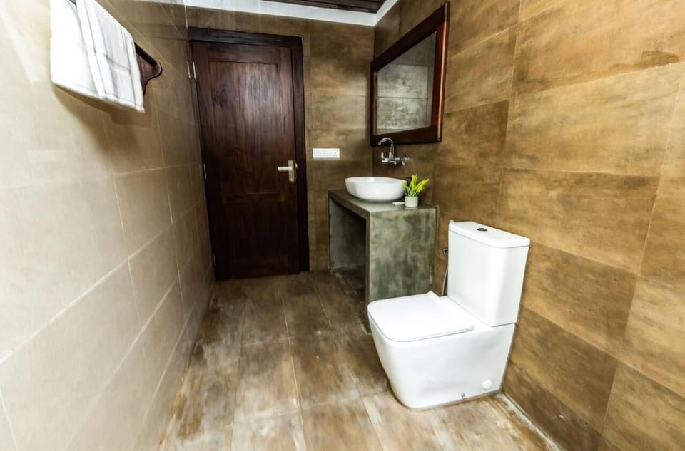 Deluxe Double Room | Bathroom | Shower, bidet, towels, soap