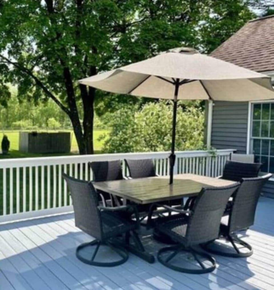 Deck with outdoor dining