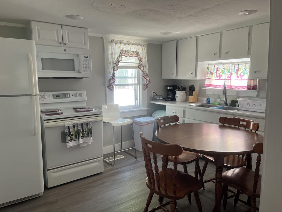 The fully equipped kitchen as well as a place to sit down and eat. 