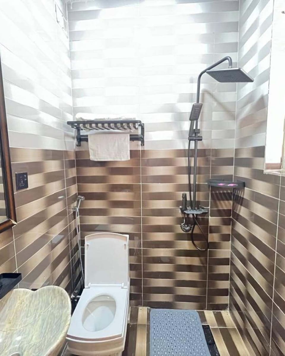 Deluxe Single Room, Balcony, City View | Bathroom | Slippers, towels, soap, shampoo