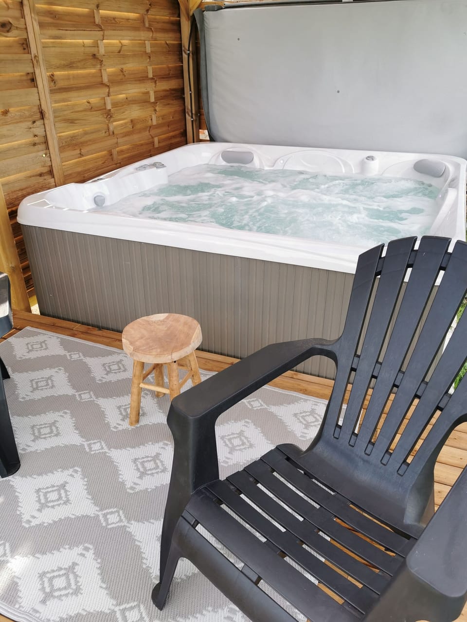 Outdoor spa tub
