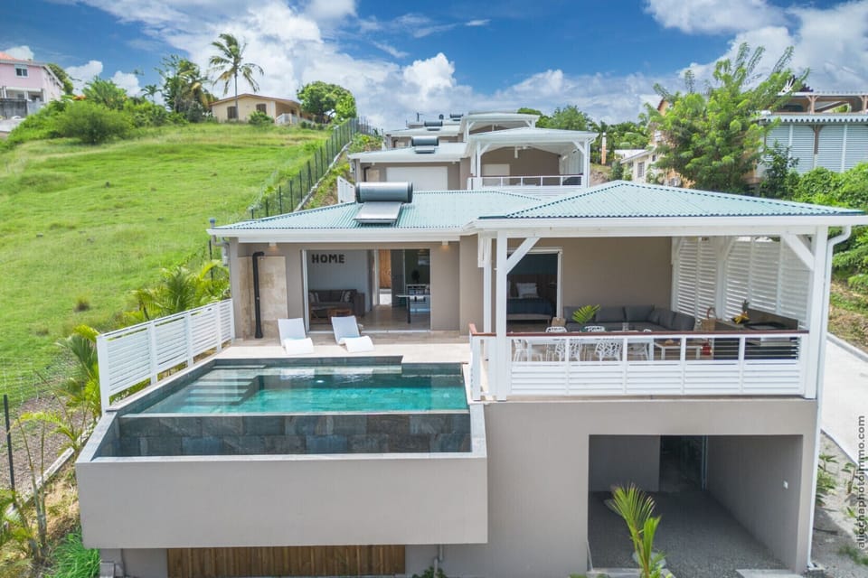 Rent a villa Belle-île, an exceptional house in Le Diamant with an infinity pool and beach within walking distance.
