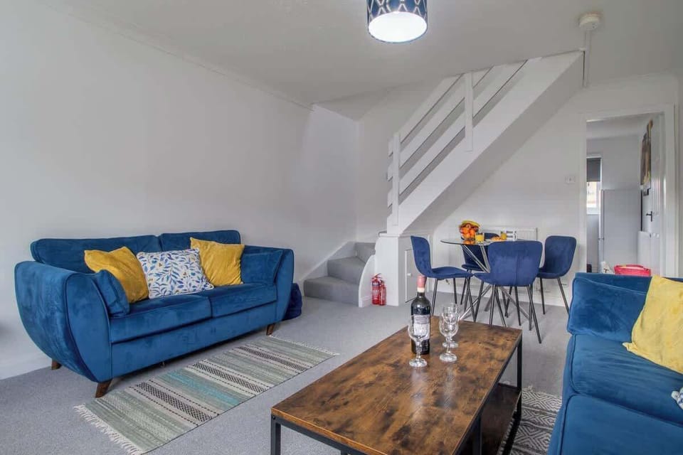 Living room with dining table and Smart TV with Netflix, offering a comfortable space for dining, relaxing, and entertainment.