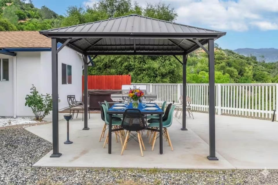 Backyard pergola 1