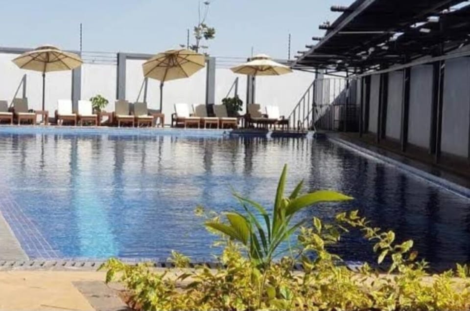 Swimming Pool (Free Access)