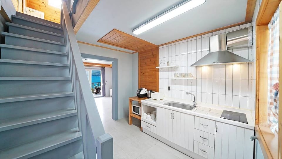 Starlight | Private kitchen | Fridge, microwave, stovetop, cookware/dishes/utensils
