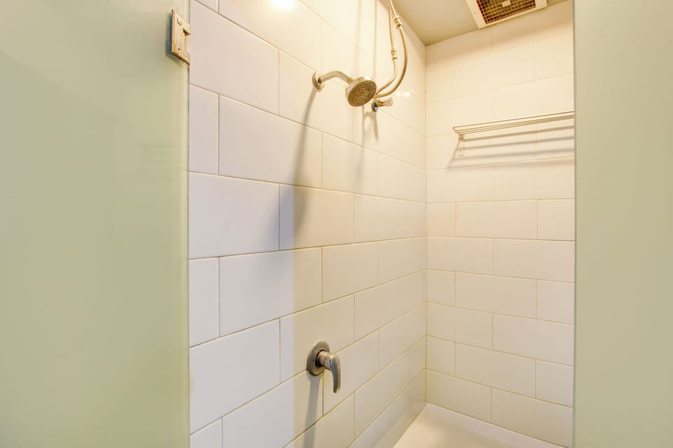 Deluxe Double Room | Bathroom | Shower, towels, soap, shampoo