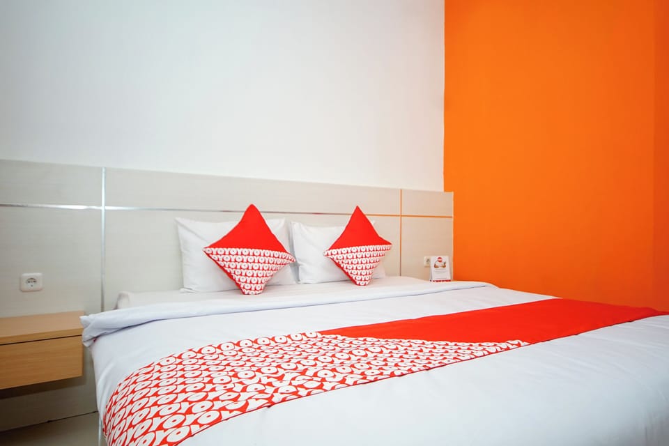 Desk, WiFi (free), bed sheets