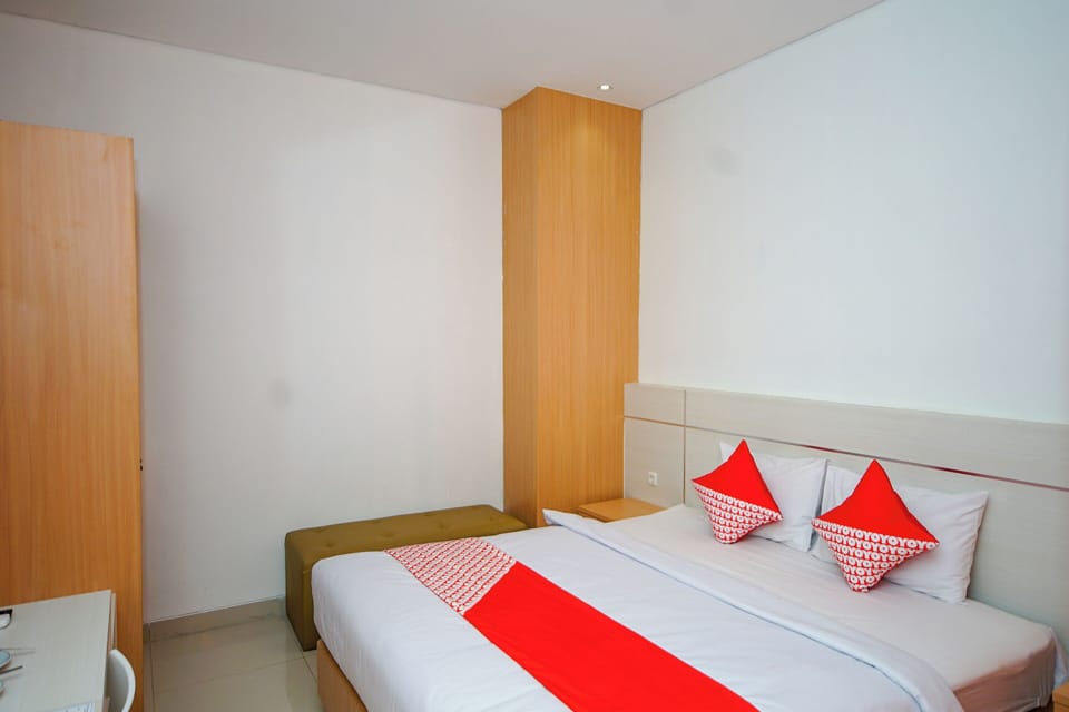 Deluxe Double Room | Desk, WiFi (free), bed sheets
