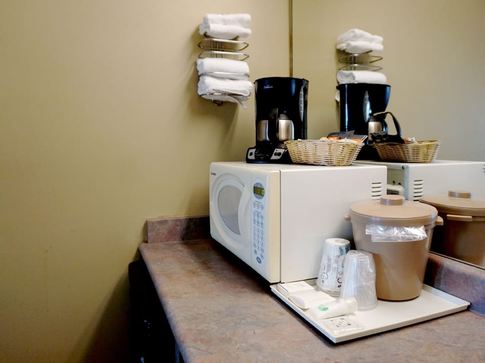 Deluxe Room, 1 Queen Bed | Bathroom | Combined shower/tub, free toiletries, towels
