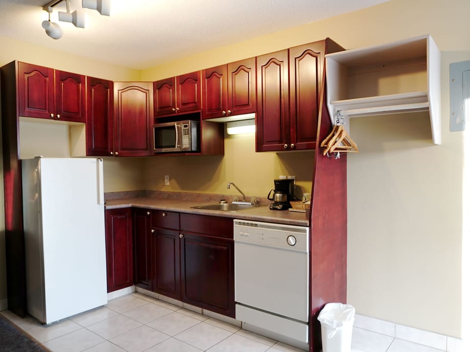 Coffee/tea maker, fridge, microwave