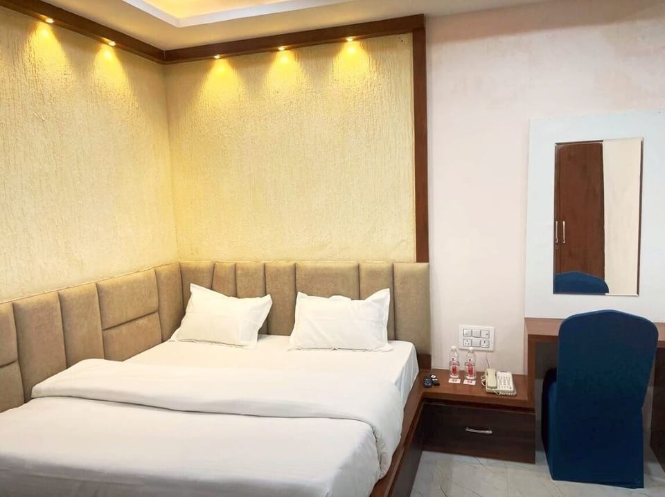 Deluxe Room | Individually furnished, desk, laptop workspace, soundproofing