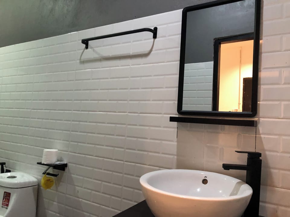 Twin Room | Bathroom | Shower, soap, shampoo, toilet paper