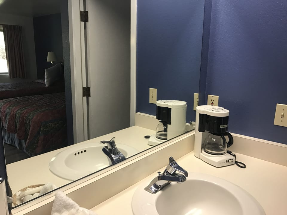 Room, 2 Queen Beds | Room amenity