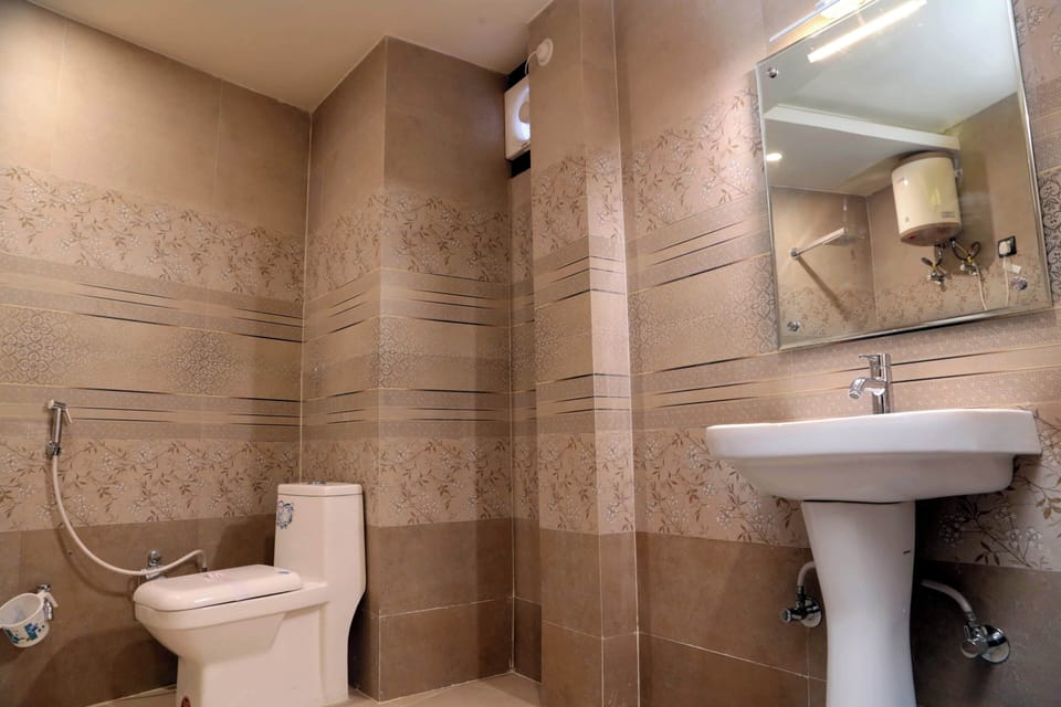 Superior Double Room | Bathroom | Shower, bathrobes, slippers, towels