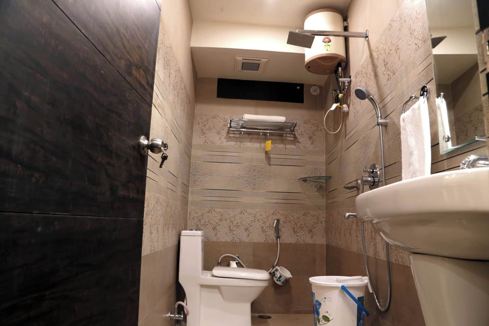 Deluxe Double Room | Bathroom | Shower, bathrobes, slippers, towels