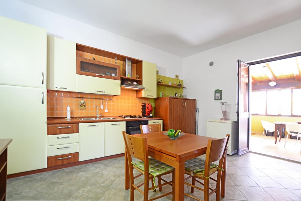 Family House, 2 Bedrooms, 2 Bathrooms (Casa Plaja) | Private kitchen