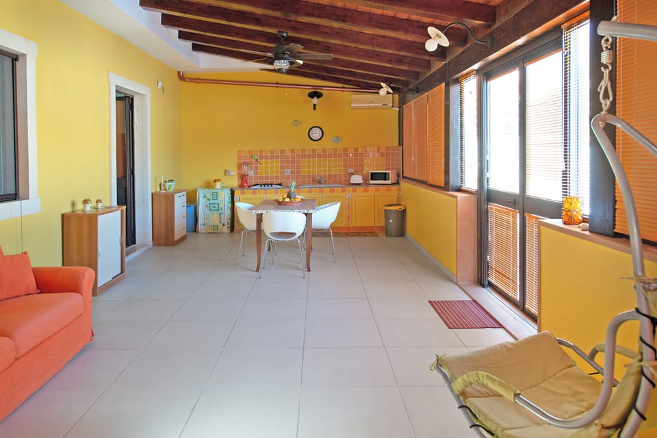 Family House, 2 Bedrooms, 2 Bathrooms (Casa Plaja) | Living area