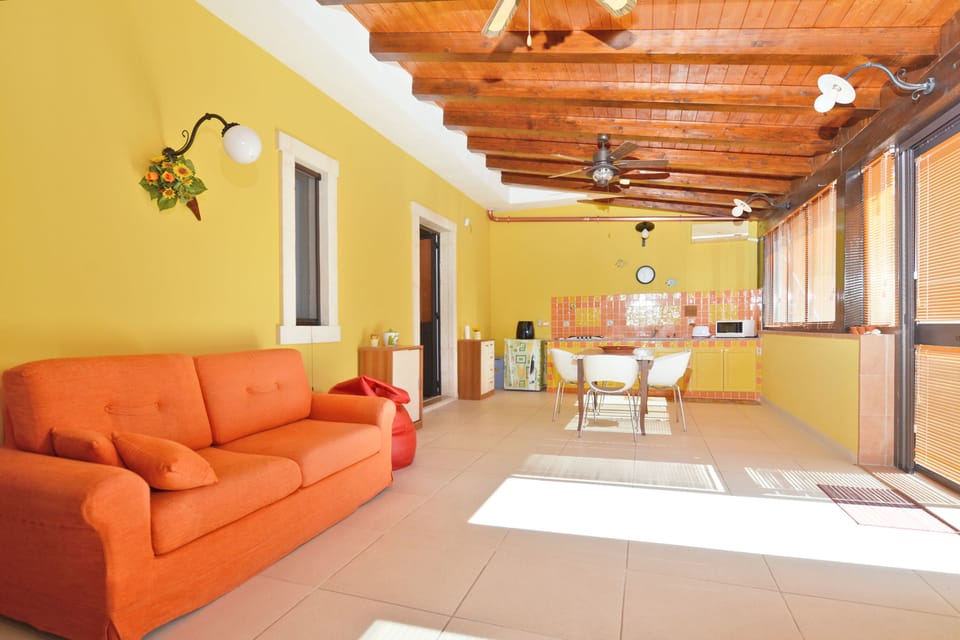 Family House, 2 Bedrooms, 2 Bathrooms (Casa Plaja) | Living area
