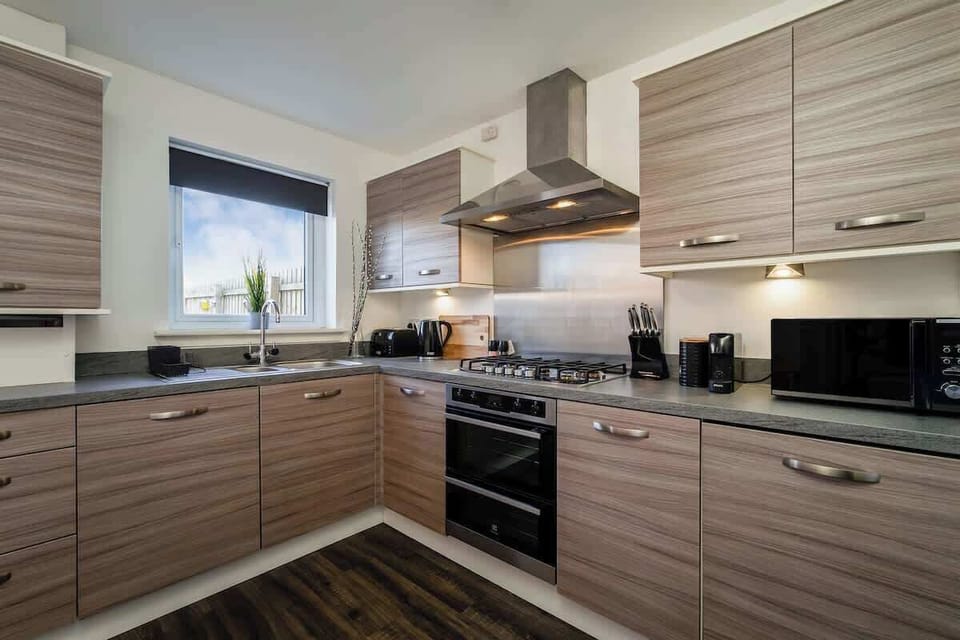 Modern fully equipped kitchen with all essential amenities, ideal for convenient and enjoyable home cooking.