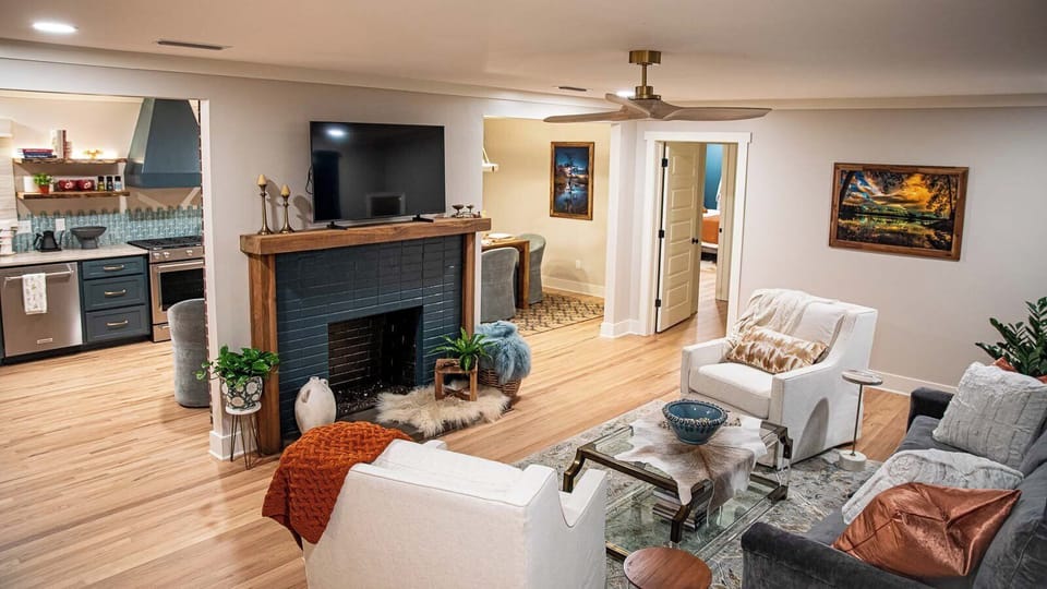 A stylish and open-concept living with all the comfort! Perfect for medical professionals, couples retreat or girls' weekend. Your stay will be filled with amenities that pamper you.