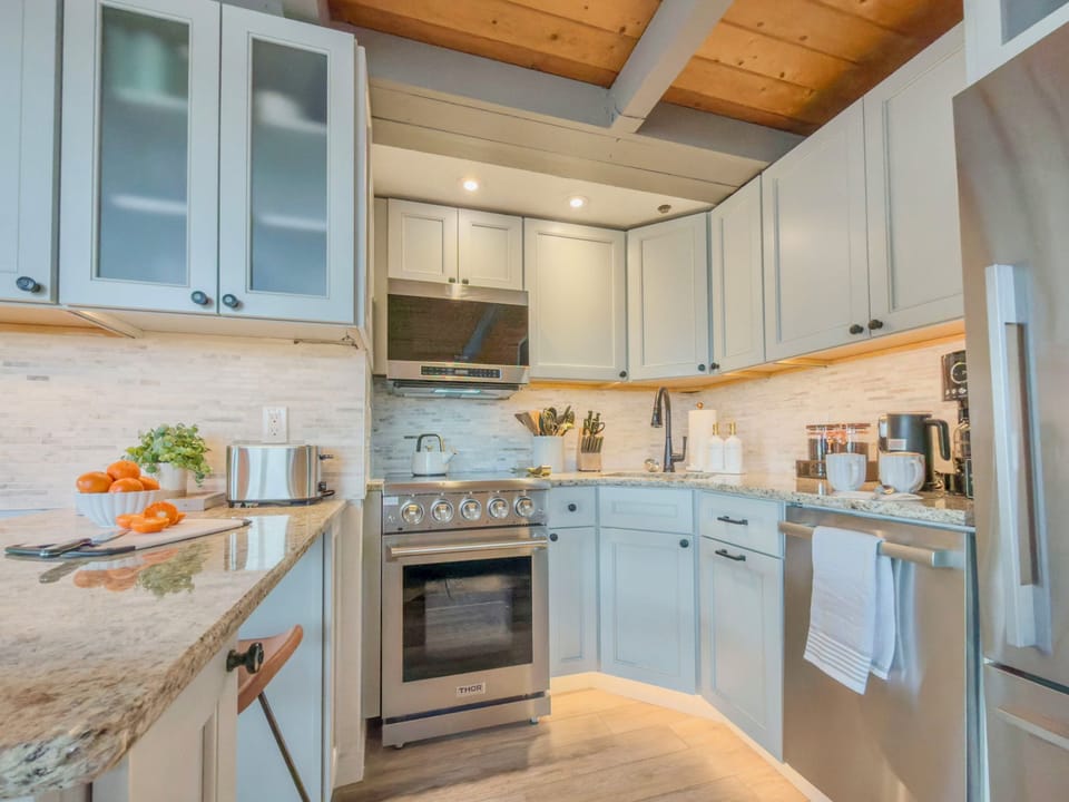 What makes a good trip great is often a kitchen that makes meal prep enjoyable.  This one does.  Coffee in the morning, ambiance that beats a crowded restaurant, late-night snacks at the counter - it all happens right here.