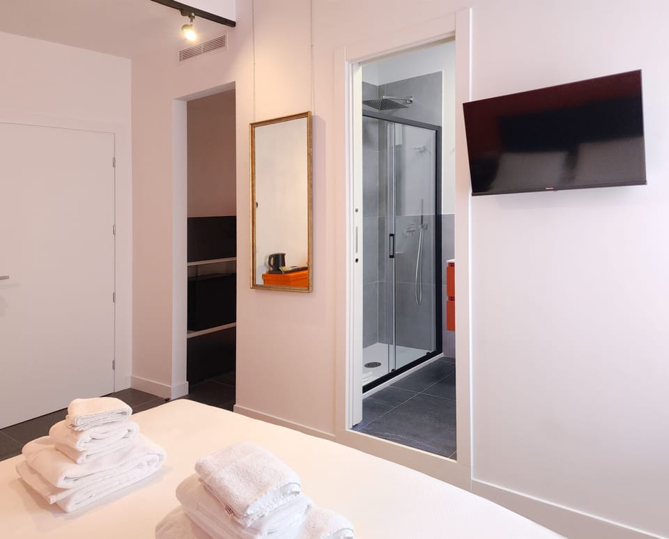 Deluxe Double or Twin Room, City View (Giacca) | Down comforters, free minibar items, in-room safe