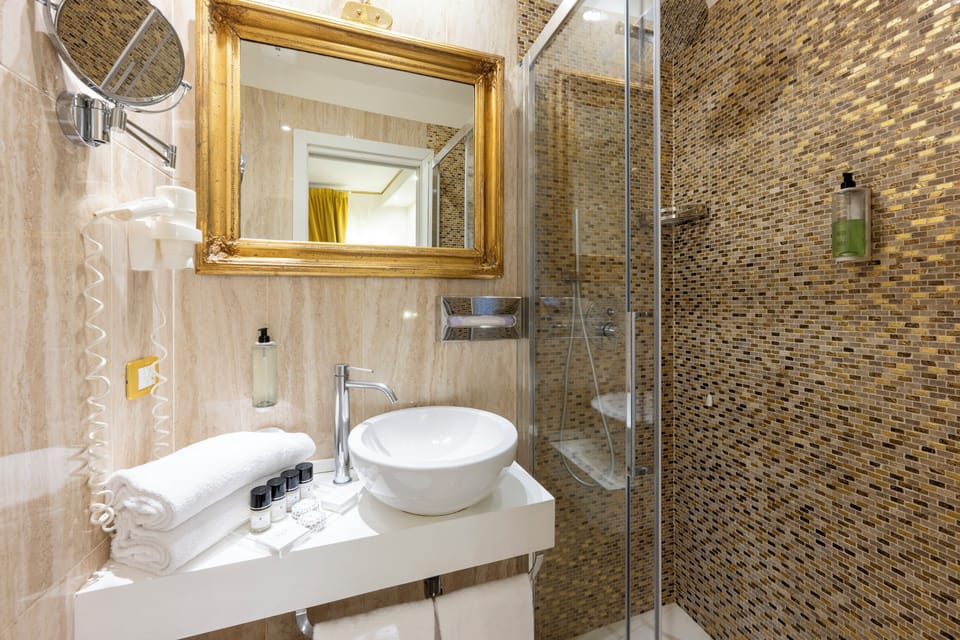 Standard Double Room Single Use | Bathroom | Free toiletries, hair dryer, bidet, towels