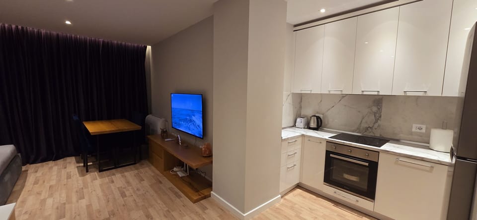 Deluxe Studio | Private kitchen | Fridge, oven, stovetop, dishwasher
