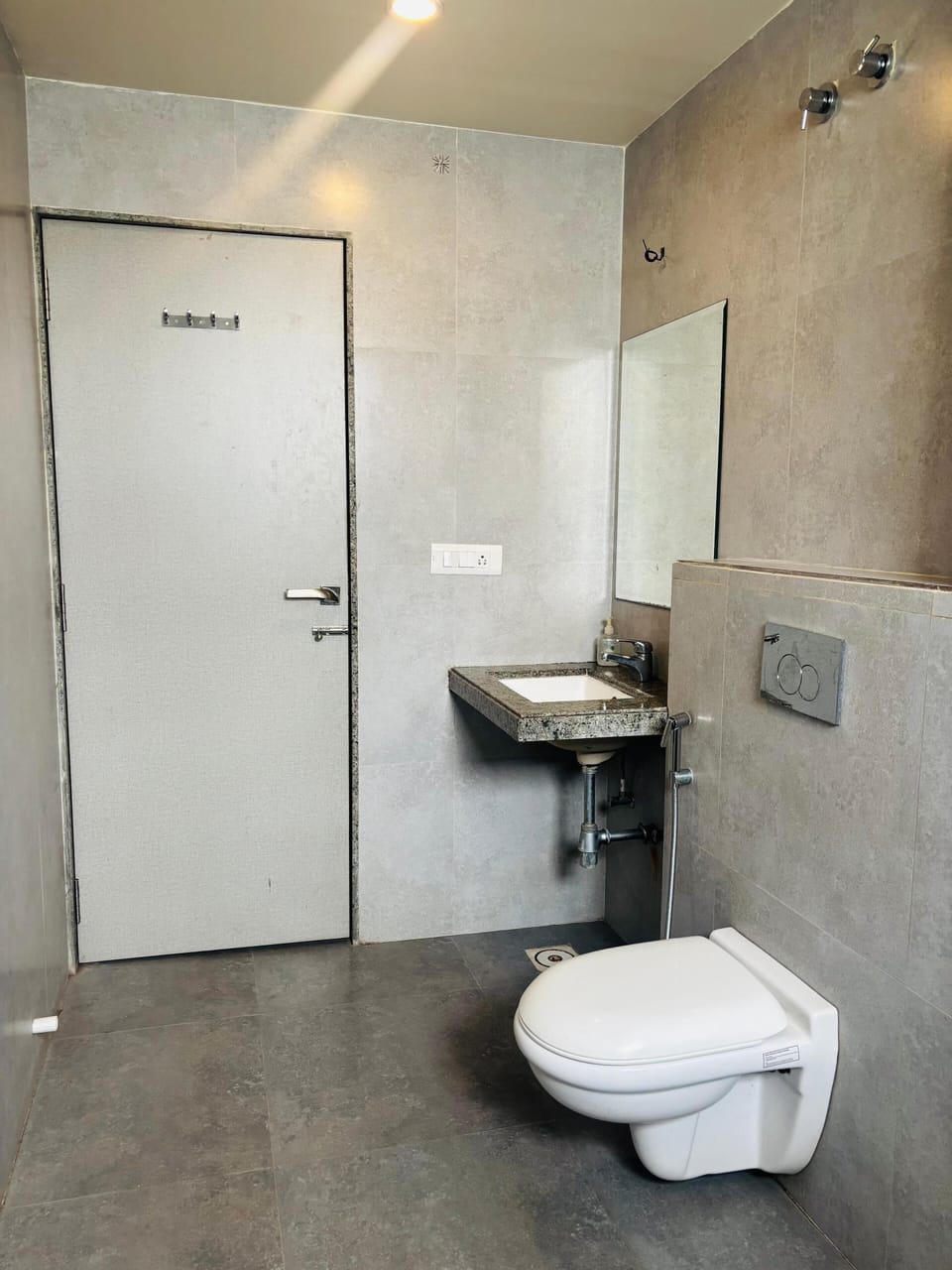 Deluxe Room | Bathroom | Shower, towels, soap, shampoo