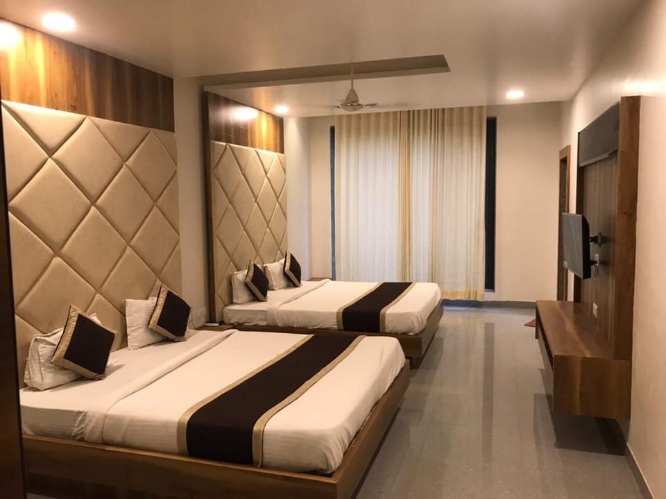 Family Room | Desk, laptop workspace, free WiFi