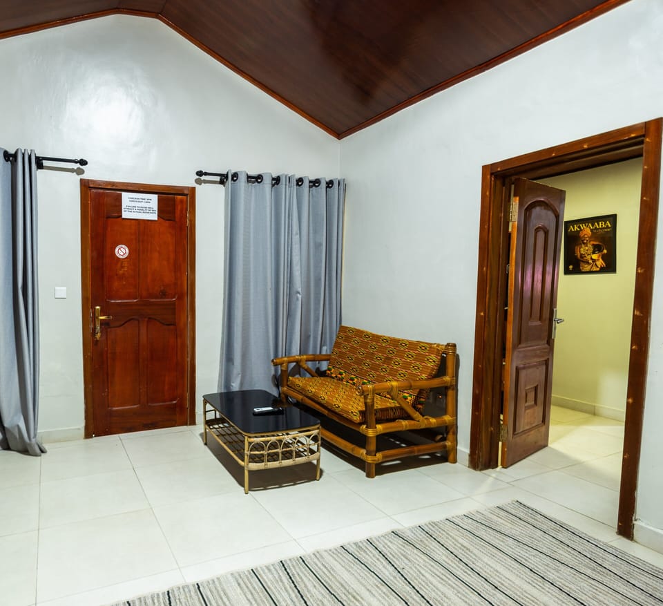 Family Cottage, Pool View | Laptop workspace, blackout drapes, iron/ironing board, WiFi (free)