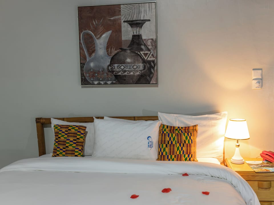 Family Cottage, Pool View | Laptop workspace, blackout drapes, iron/ironing board, WiFi (free)