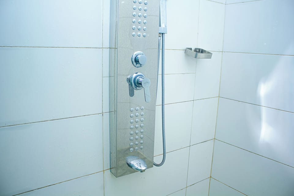 Deluxe Single Room | Bathroom | Shower, slippers, bidet, towels