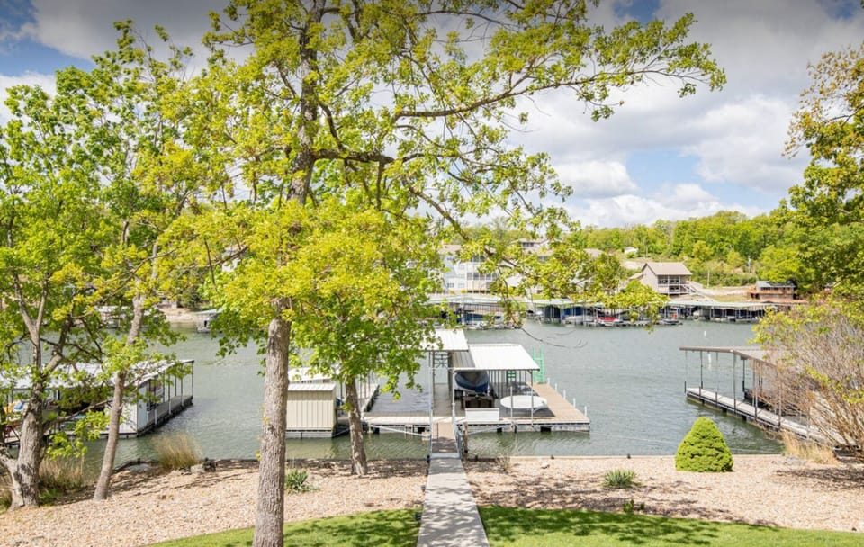 No wake deep water cove. Centrally located at 13MM & close to major attractions.