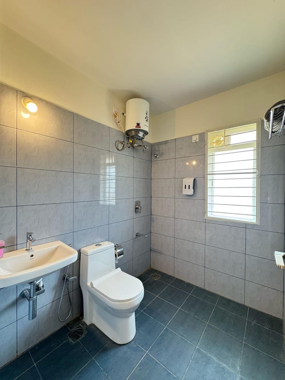 Deluxe Double Room, Garden View | Bathroom | Free toiletries, towels, soap, shampoo