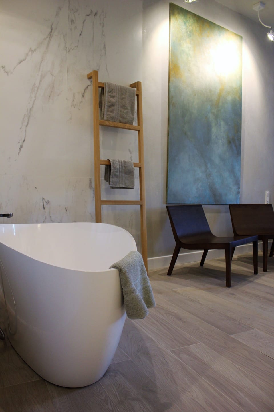 Deluxe Suite | Minibar, in-room safe, individually decorated, individually furnished