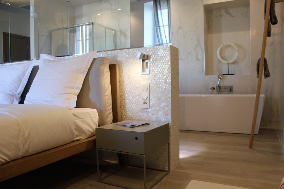 Deluxe Suite | Minibar, in-room safe, individually decorated, individually furnished