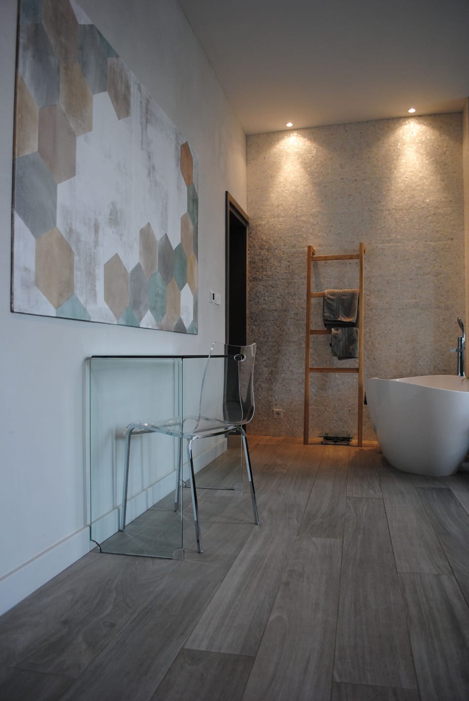Deluxe Suite | Minibar, in-room safe, individually decorated, individually furnished