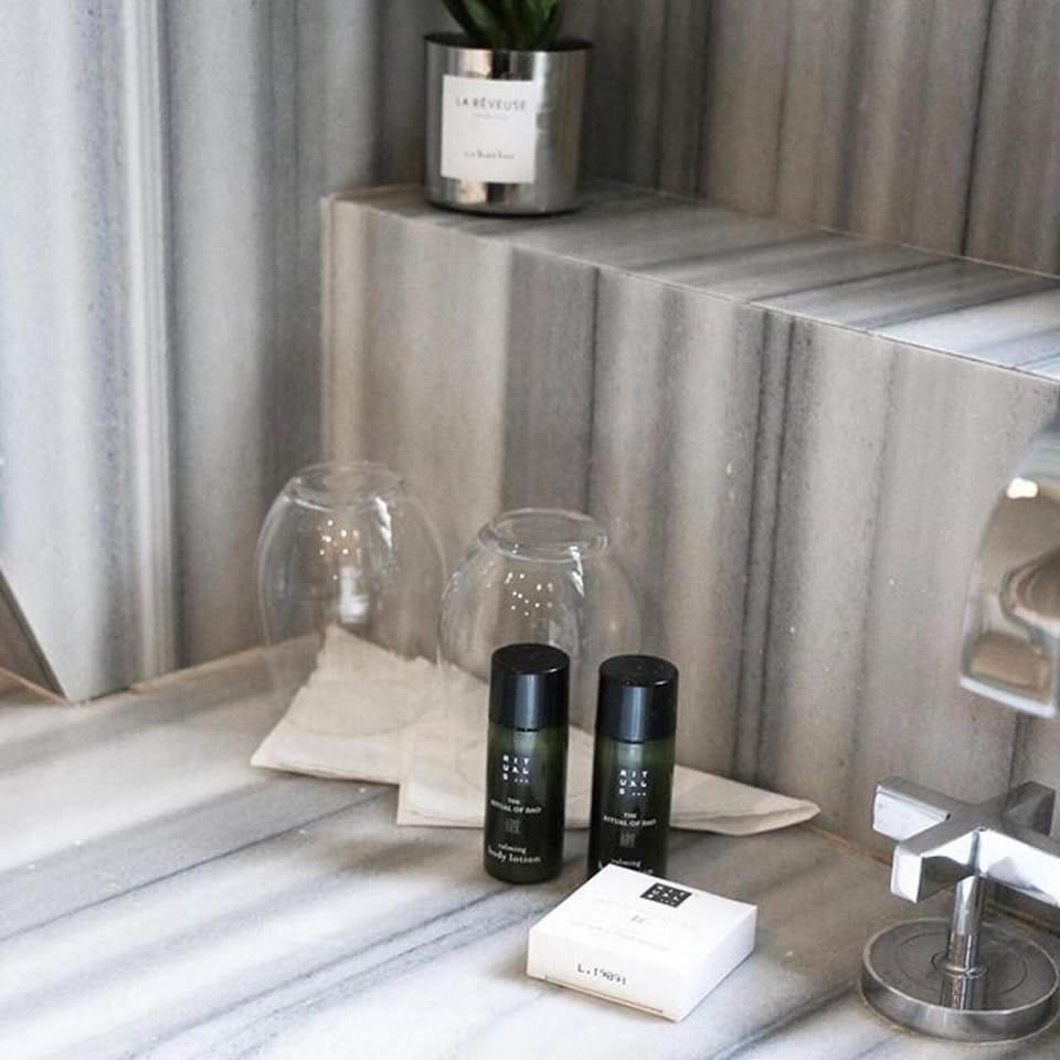 Combined shower/tub, hair dryer, towels